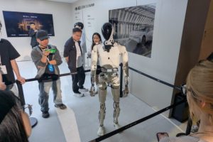 Xpeng Iron réagit au public du salon de Shanghai  // Source : Raphaelle Baut pour Numerama