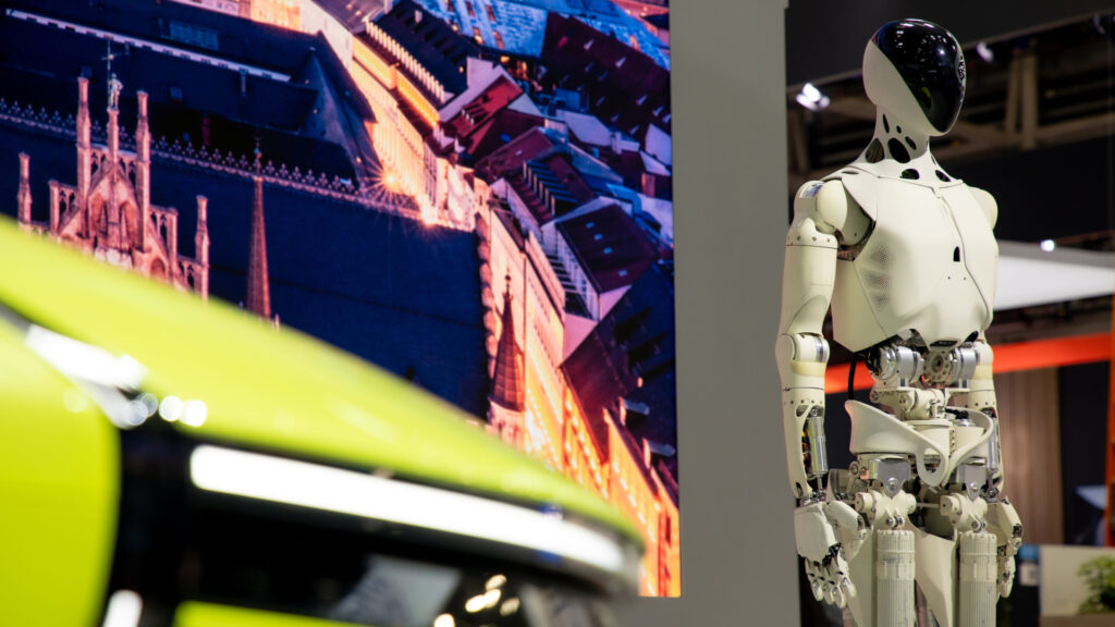 Xpeng P7 et robot Iron // Source : Xpeng Xpeng P7 et robot Iron // Source : Xpeng