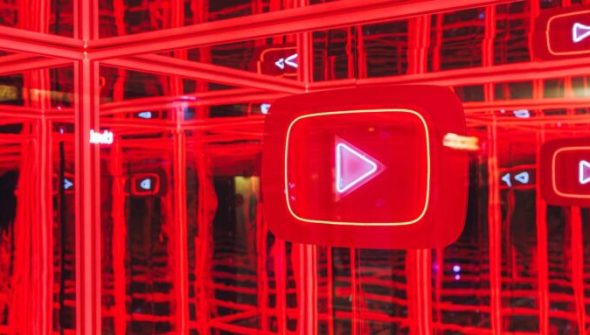 Le logo de YouTube pendant le YouTube Festival à Paris. // Source : YouTube