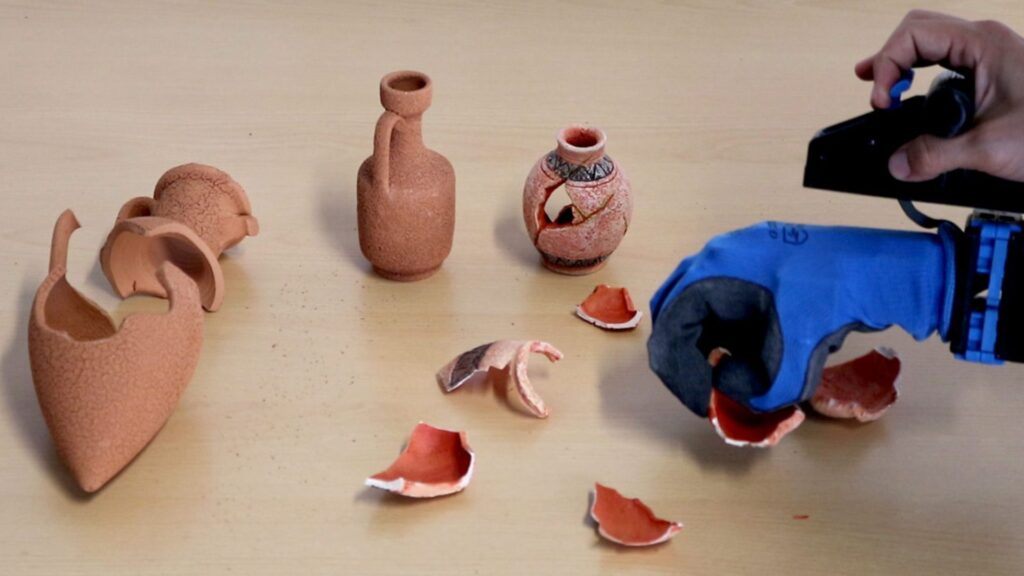Des fragments de poterie avec une main articulée // Source : Site du projet RePAIR Des fragments de poterie avec une main articulée // Source : Site du projet RePAIR