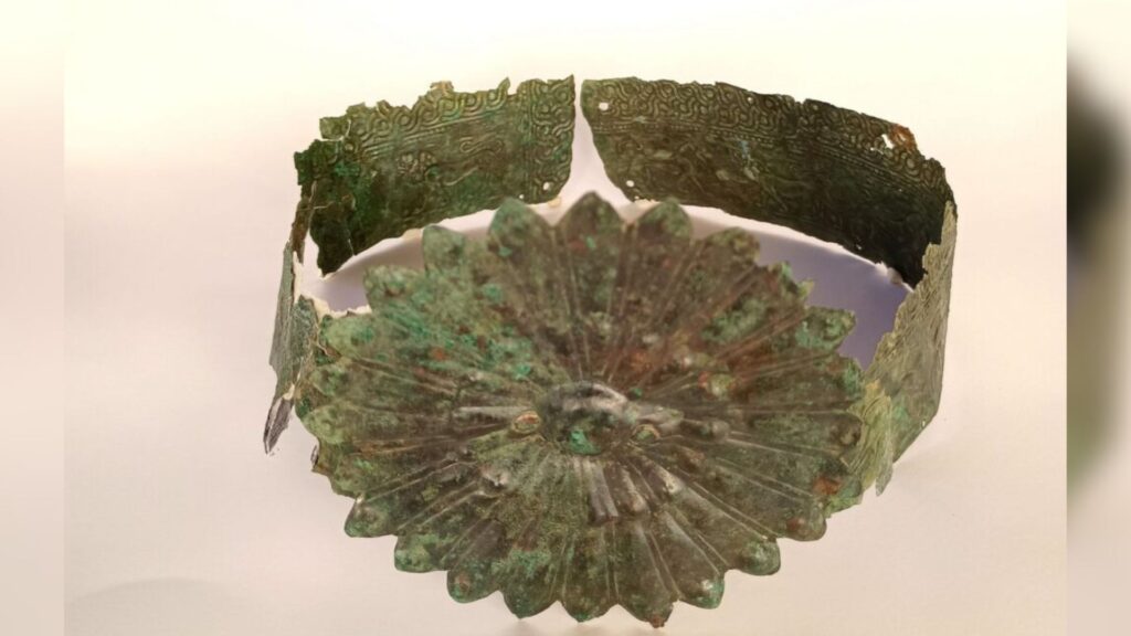 Au centre du diadème, une grande rosette en forme de soleil brillait autrefois au-dessus de son front, signalant le rang, le prestige et une éventuelle connexion royale // Source : Ministère grec de la Culture