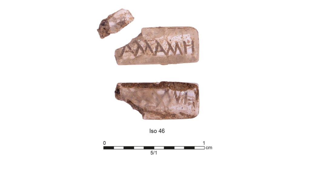 Intaille (en cristal de roche ?), gravée d’un patronyme (?) en grec (Allallé ?), qui était vraisemblablement montée sur une bague en or découverte à proximité. // Source : Frédéric Prodeo, Inrap