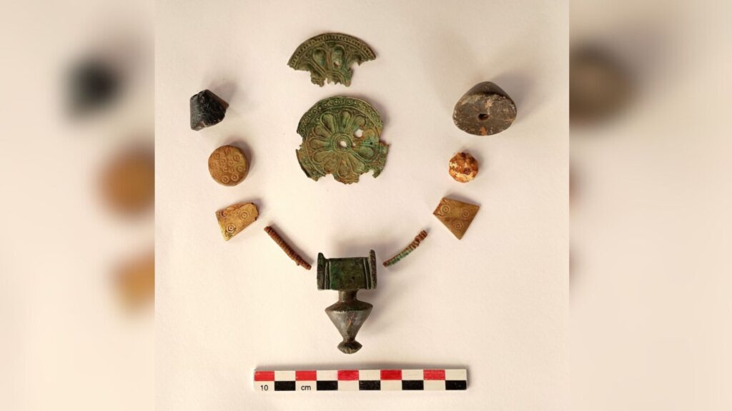 Bijoux et ornements trouvés dans l'enterrement, reflétant la richesse et le statut de la femme aristocratique. // Source : Ministère grec de la Culture