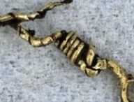 Extrémité du bracelet en or après prélèvement // Source : Anne Viero, Inrap