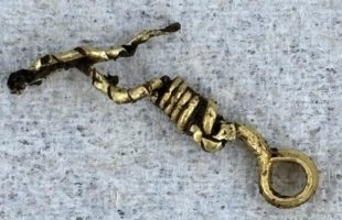 Extrémité du bracelet en or après prélèvement // Source : Anne Viero, Inrap