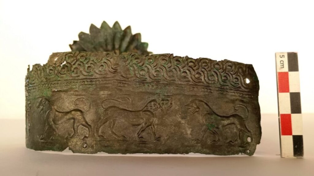 Diadème en bronze orné de paires de lions héraldiques repoussés – mâle et femelle –, symboles de l'autorité souveraine // Source : Ministère grec de la Culture