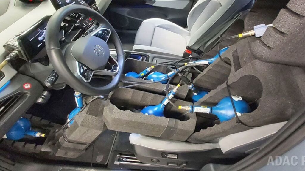 L'ADAC a mené une étude montrant que les voitures électriques n'émettent pas trop d'ondes d'électromagnétiques. // Source : ADAC