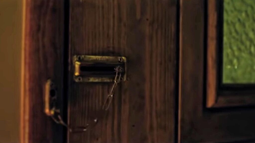 Le fameux loquet qui hante les fans // Source : Netflix