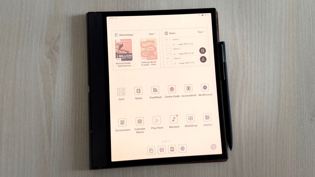L’interface Android a été retravaillée pour s’adapter au format, et cela fonctionne plutôt bien