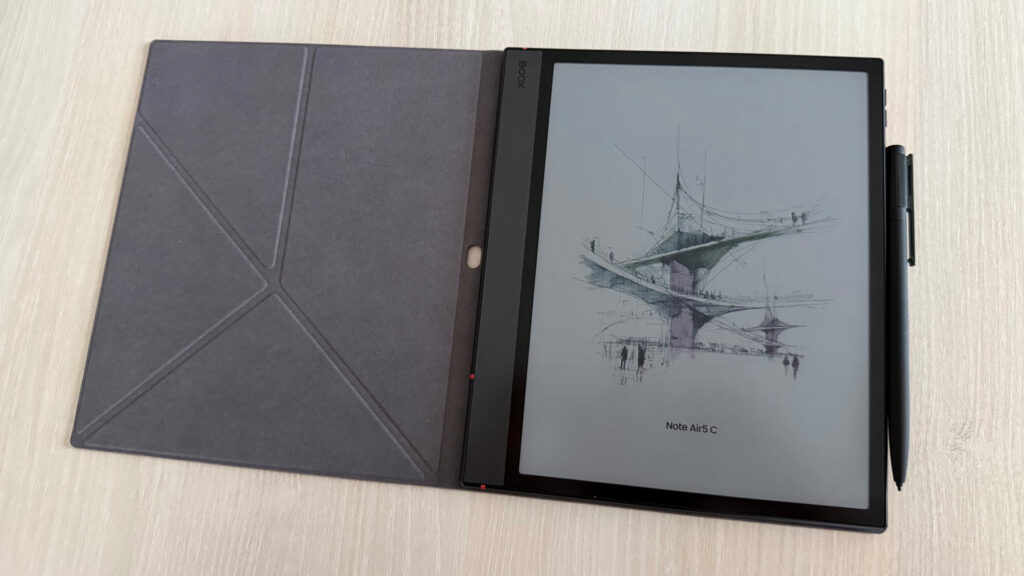 La Note Air5 C et sa housse magnétique (non fournie)