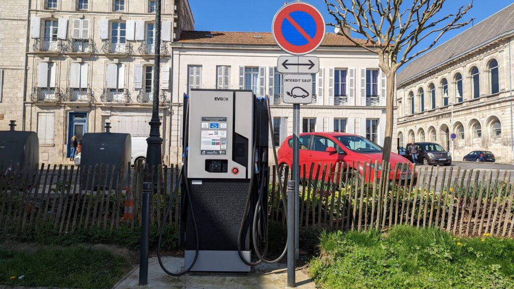 Borne de recharge publique en voirie (RocheFort) // Source : Raphaelle Baut pour Numerama Borne de recharge publique en voirie (RocheFort) // Source : Raphaelle Baut pour Numerama