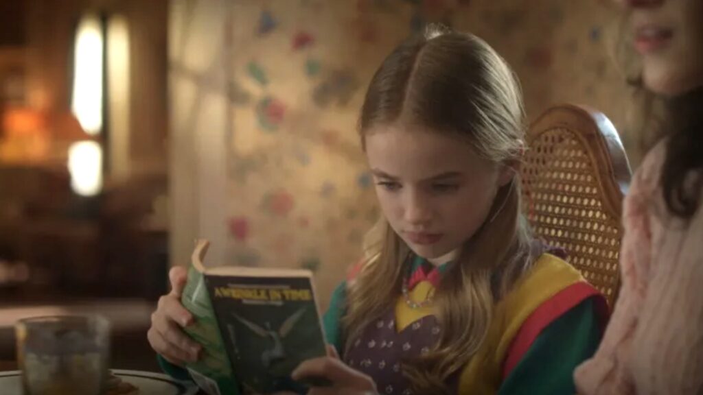Holly Wheeler lit A Wrinkle in Time dans la saison 5 de Stranger Things // Source : Netflix