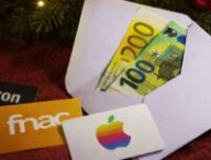 Carte cadeau noël // Source : John Vid Unsplash, Montage Sora