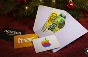 Carte cadeau noël // Source : John Vid Unsplash, Montage Sora