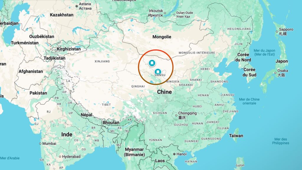 Carte indiquant l'emplacement de la base de lancement de Jiuquan (au nord dans le cercle), et la zone de r&eacute;cup&eacute;ration de la fus&eacute;e (au sud dans le cercle). // Source : Capture d'&eacute;cran Google Maps, annotations Numerama