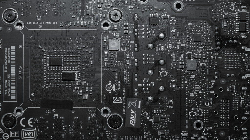 L&rsquo;argent est utilis&eacute; pour recouvrir certaines zones sp&eacute;cifiques des circuits imprim&eacute;s, sous forme de couches ou d&rsquo;encres conductrices // Source : Unsplash