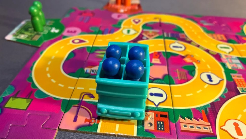 Des touristes verts et orange ont déjà été déposés sur leurs sites respectifs. // Source : Sébastien Goetz pour Numerama Des touristes verts et orange ont déjà été déposés sur leurs sites respectifs. // Source : Sébastien Goetz pour Numerama