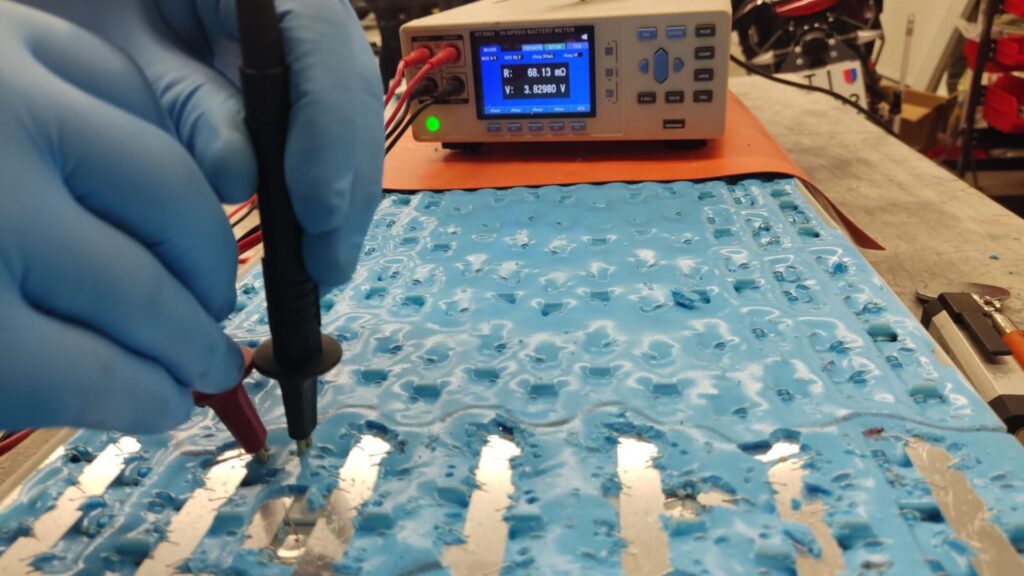 EV Clinic explique que les batteries chinoises de LG sont difficilement réparables. // Source : EV Clinic