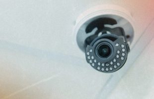 caméras IP enjeux cyber // Source : Montage Numerama