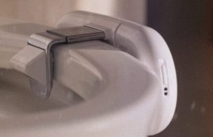 Kohler caméra toilettes // Source : Montage Numerama