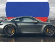 Sanctions, piratage ou sabotage ? Pourquoi des centaines de Porsche sont soudainement clouées au sol en Russie // Source : Montage Numerama