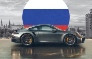 Sanctions, piratage ou sabotage ? Pourquoi des centaines de Porsche sont soudainement clouées au sol en Russie // Source : Montage Numerama Sanctions, piratage ou sabotage ? Pourquoi des centaines de Porsche sont soudainement clouées au sol en Russie // Source : Montage Numerama