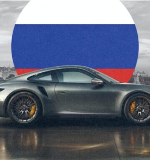 Sanctions, piratage ou sabotage ? Pourquoi des centaines de Porsche sont soudainement clouées au sol en Russie // Source : Montage Numerama Sanctions, piratage ou sabotage ? Pourquoi des centaines de Porsche sont soudainement clouées au sol en Russie // Source : Montage Numerama