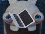 Traqué pour l'un des plus grand vol de données de l'histoire, il panique et jette son Mac dans une rivière // Source : Montage Numerama