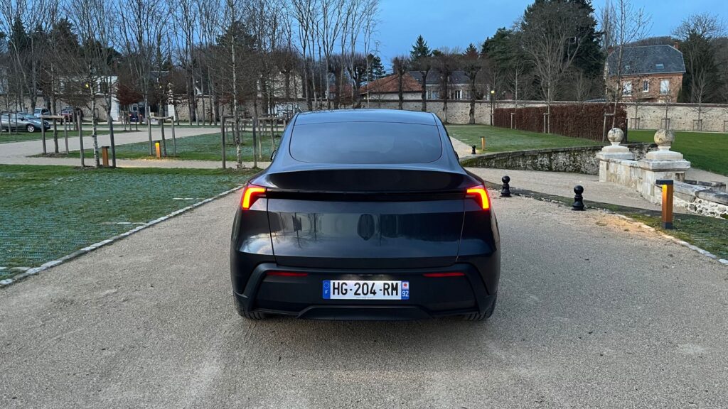 Le nouveau Tesla Model Y Standard à l'essai. // Source : Robin San Vicente pour Numerama Le nouveau Tesla Model Y Standard à l'essai. // Source : Robin San Vicente pour Numerama