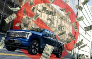 Ford revoit grandement ses plans sur les voitures électriques. // Source : Une par Robin San Vicente pour Numerama