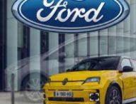 Ford s'allie à Renault pour reprendre les plateformes des R5 et R4 électriques. // Source : Une par Robin San Vicente pour Numerama