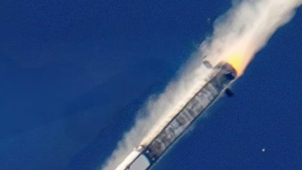 L'extr&eacute;mit&eacute; enflamm&eacute;e du premier &eacute;tage en train de retomber. // Source : Via X @CNSpaceflight (image recadr&eacute;e)