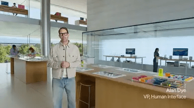 Alan Dye pendant la keynote de la WWDC 2025 et l'annonce d'iOS 26. Alan Dye pendant la keynote de la WWDC 2025 et l'annonce d'iOS 26.