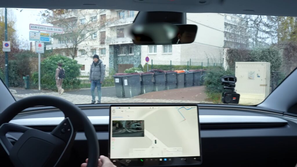 Il attend, mais elle le laisse passer // Source : Numerama