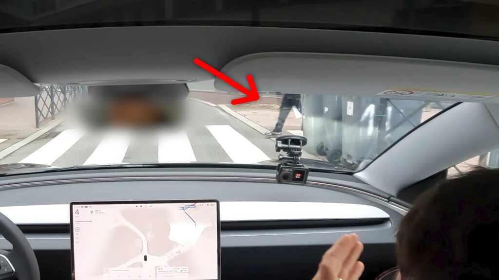 Difficile, mais la Tesla le voit // Source : Numerama