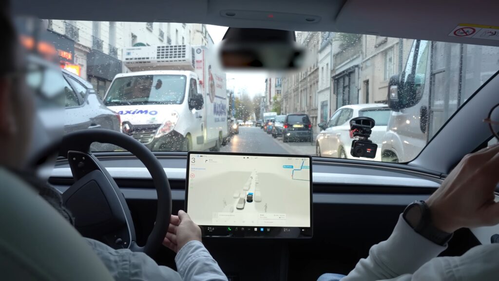 Numerama a testé le FSD de Tesla dans Paris. // Source : Numerama Numerama a testé le FSD de Tesla dans Paris. // Source : Numerama