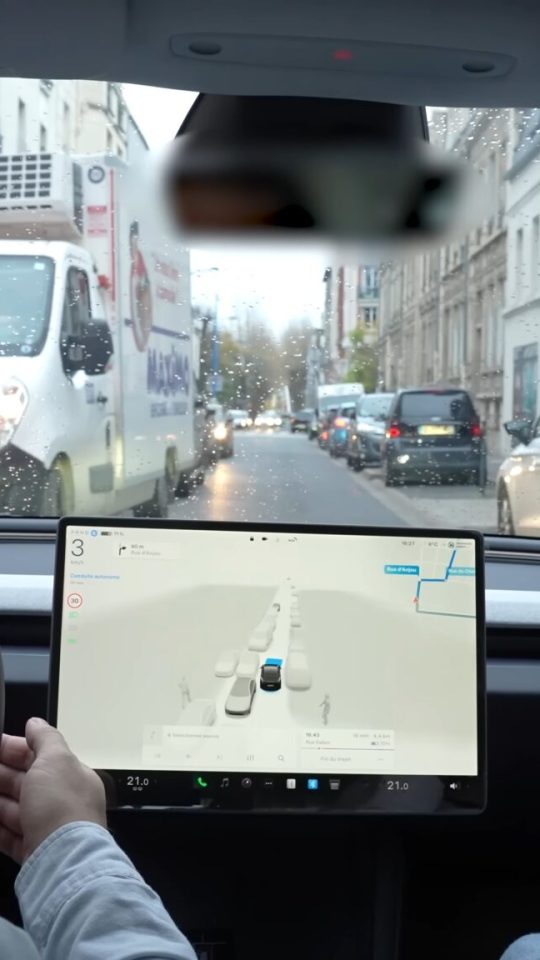 J’ai testé une Tesla en conduite autonome en FRANCE _ elle conduit mieux qu’un humain ___ 9-10 screenshot