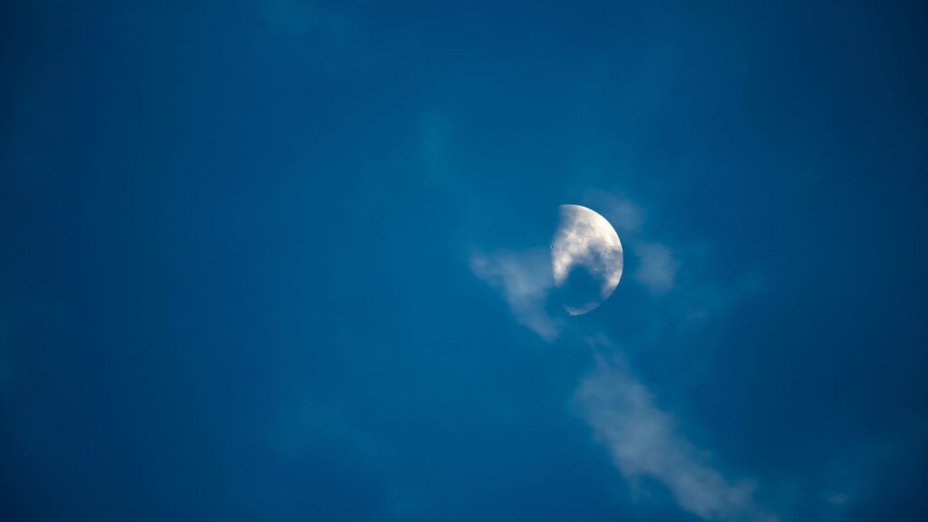 Lune dans les nuages. // Source : Envato