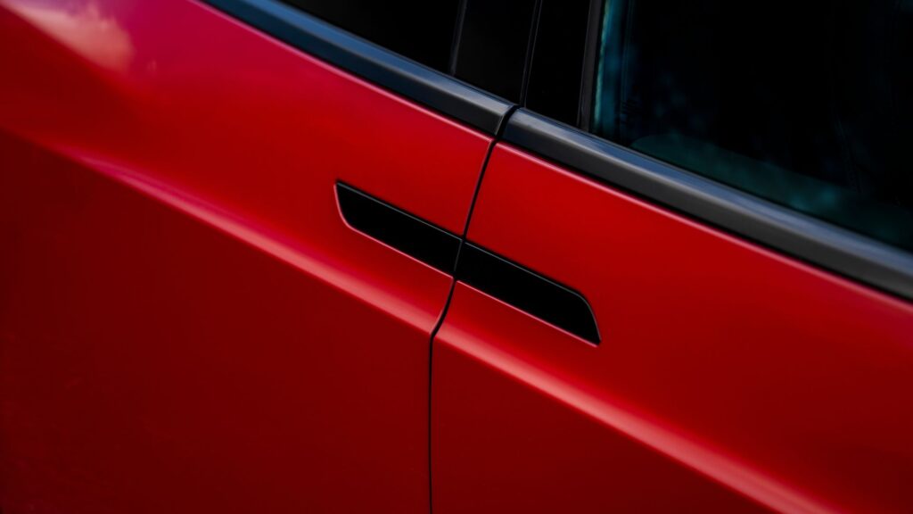 Les poign&eacute;es de portes du Tesla Model X. // Source : Tesla