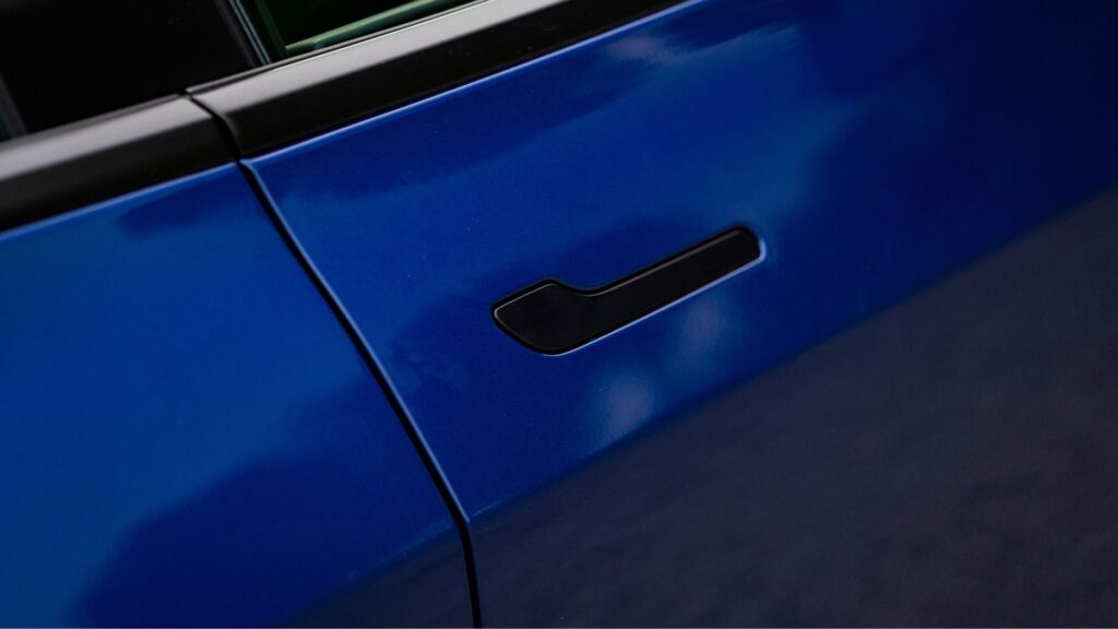 La poign&eacute;e d'une Tesla Model 3. // Source : Tesla