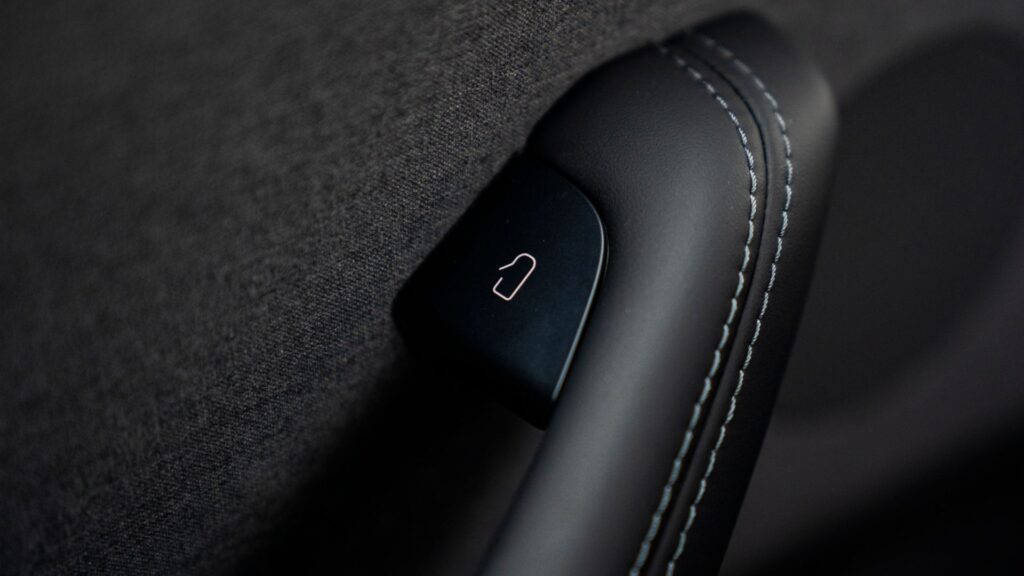 Le bouton de d&eacute;verrouillage &agrave; l'int&eacute;rieur d'une Tesla. // Source : Tesla
