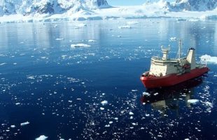 Le navire Nathaniel B. Palmer en Antarctique. // Source : NSF/Wikimedia Commons Le navire Nathaniel B. Palmer en Antarctique. // Source : NSF/Wikimedia Commons