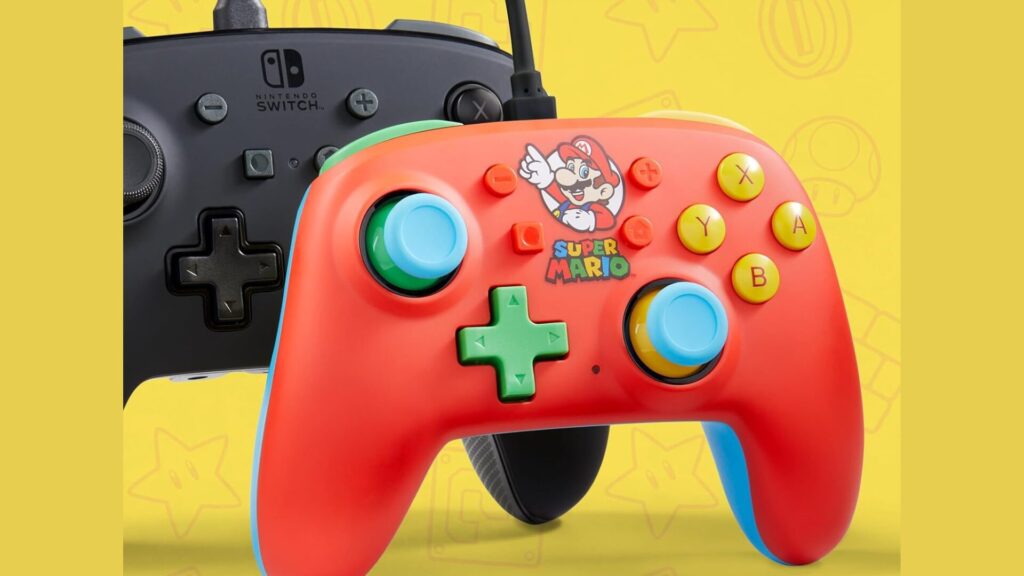 La manette filaire PowerA à côté d'un Pad Pro Switch 2 // Source : PowerA