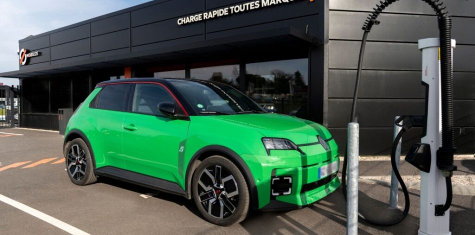 Une Renault 5 électrique à une borne rapide. // Source : Mobilize Une Renault 5 électrique à une borne rapide. // Source : Mobilize