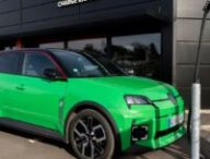 Une Renault 5 électrique à une borne rapide. // Source : Mobilize Une Renault 5 électrique à une borne rapide. // Source : Mobilize