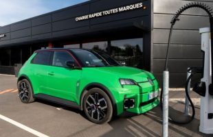 Une Renault 5 électrique à une borne rapide. // Source : Mobilize