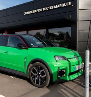 Une Renault 5 électrique à une borne rapide. // Source : Mobilize
