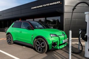 Une Renault 5 électrique à une borne rapide. // Source : Mobilize Une Renault 5 électrique à une borne rapide. // Source : Mobilize