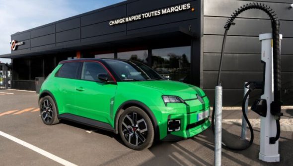Une Renault 5 électrique à une borne rapide. // Source : Mobilize Une Renault 5 électrique à une borne rapide. // Source : Mobilize