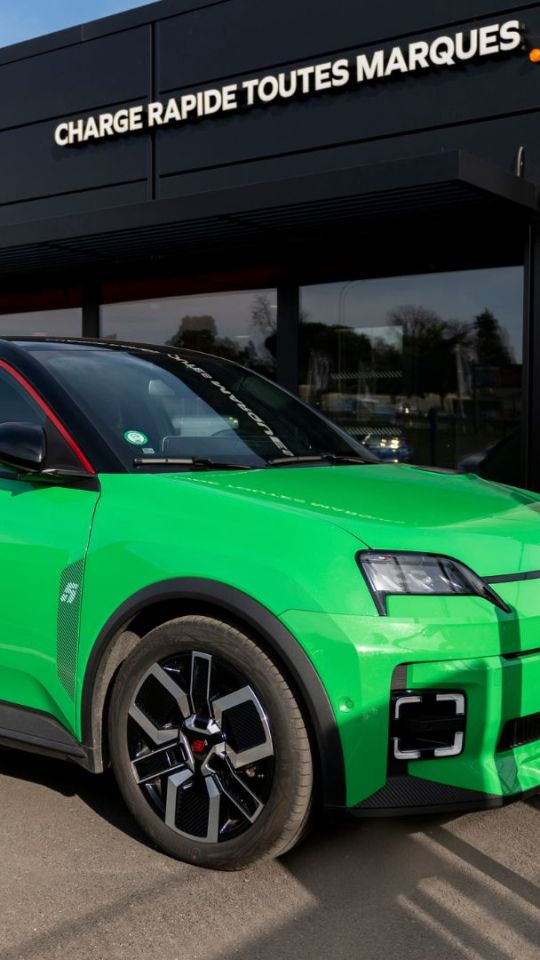 Une Renault 5 électrique à une borne rapide. // Source : Mobilize Une Renault 5 électrique à une borne rapide. // Source : Mobilize